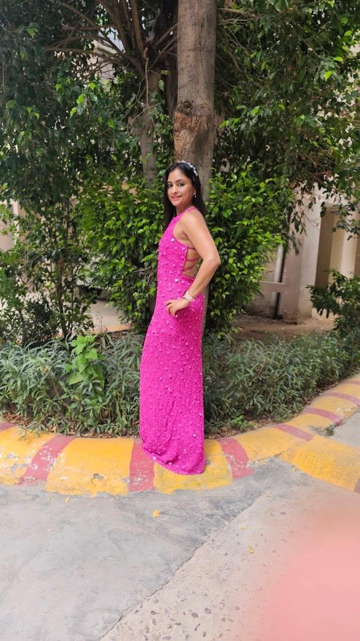 Sequined backless pink gown - Image 3